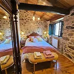 A Casa Dos Avos Es Una Casa De Piedra De 1850 Con Piscina Y En Plena Naturaleza En Galicia *