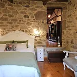 Feriehus A Casa Dos Avos Es Una Casa De Piedra De 1850 Con Piscina Y En Plena Naturaleza En Galicia