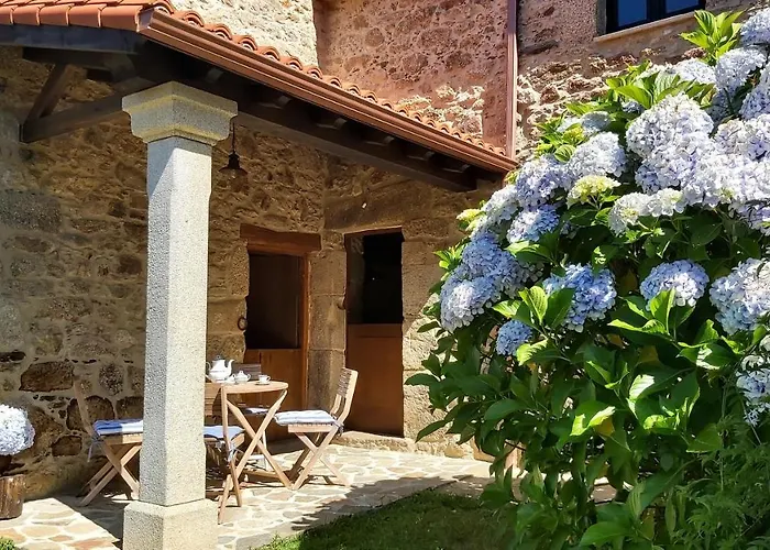 A Casa Dos Avos Es Una Casa De Piedra De 1850 Con Piscina Y En Plena Naturaleza En Galicia *